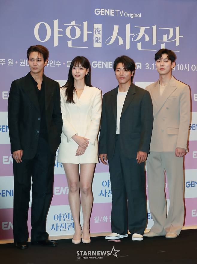 배우 주원, 권나라, 음문석, 유인수가 11일 오후 서울 마포구 상암동 스탠포드 호텔에서 진행된 지니TV 새 드라마 '야한 사진관' 제작발표회에 참석해 포즈를 취하고 있다.  오직 죽은 자들을 위해 존재하는 귀객 전문 사진관의 까칠한 사진사와 열혈 변호사가 서늘한 밤 손님들과 생과 사를 오가며 펼치는 아찔하고도 기묘한 이야기 '야한 사진관'은 오늘(11일) 첫 방송된다. /2024.03.11 /사진=이동훈