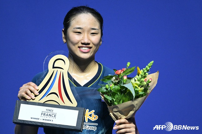 안세영이 10일 프랑스 파리 포르트 드 라 샤펠 아레나에서 열린 세계배드민턴연맹(BWF) 월드투어 슈퍼 750 프랑스 오픈 여자 단식 결승전에서 야마구치 아카네를 꺾고 우승을 차지한 뒤 트로피를 들어올리고 있다. /AFPBBNews=뉴스1