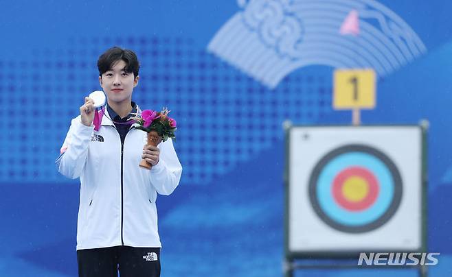 7일 중국 항저우 푸양 인후 스포츠센터에서 열린 2022 항저우 아시안게임 양궁 리커브 여자 개인 경기서 은메달을 차지한 한국 안산이 시상식서 세리머니를 하고 있다. /사진제공=뉴시스