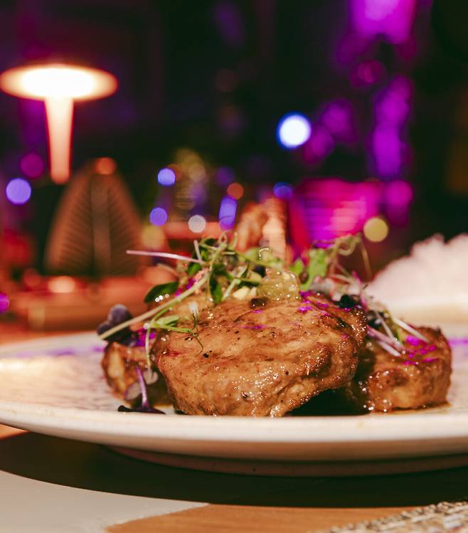 멋진 공간에 어울리는 훌륭한 음식과 칵테일이 준비돼 있다. 비록 논알코올이나 심장을 두드리는 음악 소리에 마치 취한 것처럼 느껴진다. 음식 중에서는 매콤한 소스를 곁들인 램찹(Lamb Chop)은 필수다