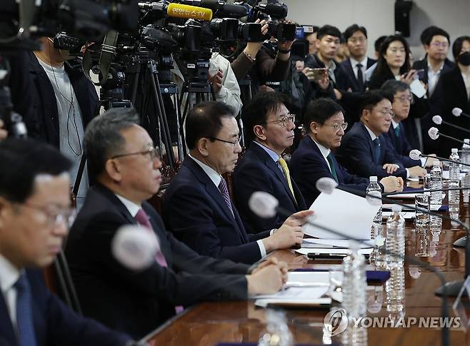 한자리 모인 은행장들 (서울=연합뉴스) 이지은 기자 = 15일 오전 서울 중구 은행연합회에서 열린 맞춤형 기업금융 은행장 간담회에서 5대 시중은행장들이 김주현 금융위원장의 발언을 듣고 있다. 정부와 금융권은 첨단산업 영위 대기업 등에 20조원, 중견기업에 15조원, 중소기업에 41조원 등 모두 76조원에 달하는 맞춤형 금융지원에 나선다. 2024.2.15 jieunlee@yna.co.kr