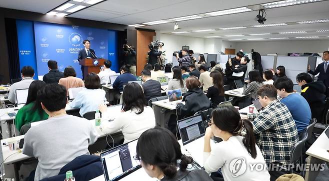 금감원, 홍콩 ELS 손실 분쟁조정기준안 발표 (서울=연합뉴스) 김도훈 기자 = 이복현 금융감독원장이 11일 오전 서울 여의도 금감원에서 열린 홍콩 H지수 연계 ELS 대규모 손실 관련 분쟁조정기준안 발표기자회견에서 발언하고 있다. 2024.3.11
    superdoo82@yna.co.k