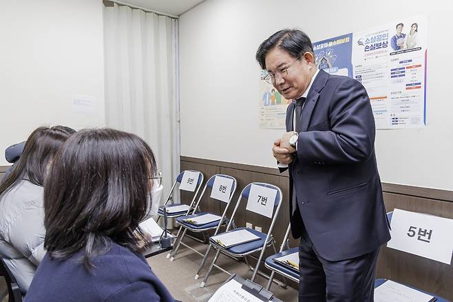 마포구, 중소기업·소상공인 융자 지원 지난해 마포구에 마련된 소기업·소상공인 특별금융지원 접수처를 찾아 어려움을 듣고 있는 박강수 마포구청장 [마포구 제공. 재판매 및 DB 금지]