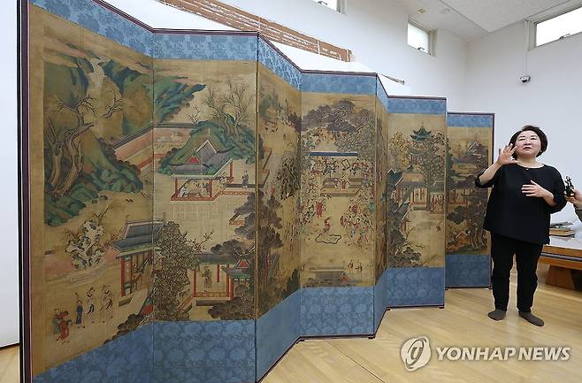 '곽분양행락도' 보존처리 마치고 공개 (서울=연합뉴스) 김주형 기자 = 박지선 정재문화재보존연구소 대표가 11일 오전 서울 동작구에 있는 정재문화재보존연구소에서 조선시대 병풍 '곽분양행락도' 보존 처리 작업 과정을 설명하고 있다. 2024.3.11 kjhpress@yna.co.kr