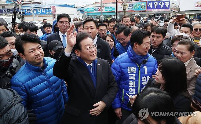 홍성시장 찾은 이재명 대표 (홍성=연합뉴스) 김소연 기자 = 더불어민주당 이재명 대표와 양승조 홍성·예산 국회의원 후보가 11일 충남 홍성군 홍성시장을 방문해 시민들에게 인사하고 있다. 2024.3.11 [공동취재] soyun@yna.co.kr