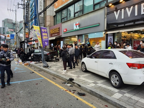 인도로 올라간 승용차 [부산소방재난본부 제공. 재판매 및 DB 금지]