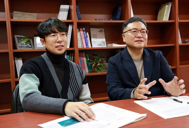 연금개혁안을 발표한 이강구(오른쪽), 신승룡 한국개발연구원(KDI) 연구위원(사진 = KDI 제공)