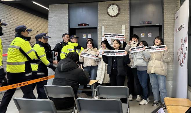 한국대학생진보연합(대진연) 회원들이 9일 오전 서울 여의도 국민의힘 중앙당사에서 ‘이토히로부미 인재 발언, 성일종 사퇴 촉구’, ‘한동훈 비대위원장 면담’ 등을 요구하며 기습시위를 하고 있다.(사진=뉴시스)