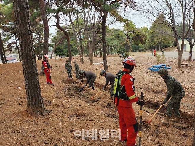 지난 2월 28일 재난신속대응부대 장병들이 부대 내 훈련장에서 산림청 전문강사로부터 방화선 구축 요령에 대한 교육을 받고 있다. (사진=국방부)