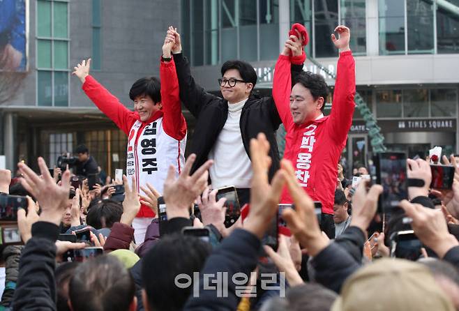 한동훈 국민의힘 비상대책위원장과 김영주 영등포갑 후보, 박용찬 영등포을 후보가 12일 서울 영등포구 타임스퀘어 앞에서 시민들에게 손을 들어 인사하고 있다. (사진=이데일리 노진환 기자)