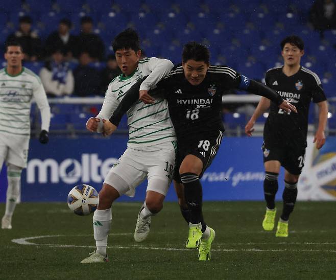 12일 울산 문수축구경기장에서 열린 ACL 8강 울산 HD와 전북 현대의 2차전에서 전북 이수빈과 울산 주민규가 볼 경합을 벌이고 있다. 사진=연합뉴스