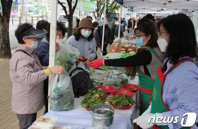 오는 15일 대구 북구 대구농협 앞에서 '금요직거래장터'가 개장한다. 사진은 지난해 열린 금요직거래장터를 찾은 시민들 모습.(대구농협 제공)