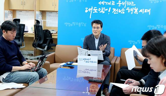 주순선 전라남도 관광체육국장이 12일 오후 기자실에서 ‘2024~2026 전남 세계관광문화대전’에 대해 기자 브리핑을 하고 있다.(전남도 제공) 2024.3.12/뉴스1