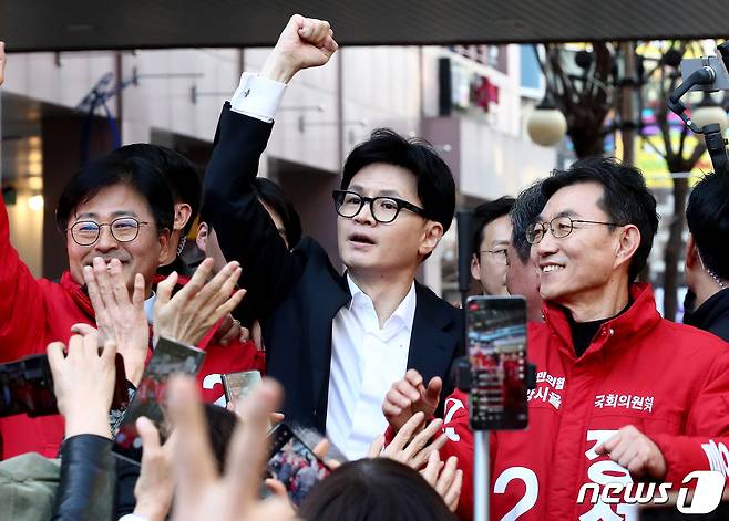 한동훈 국민의힘 비상대책위원장이 11일 오후 경기 고양 일산동구 라페스타에 방문해 시민들에게 인사하고 있다. 한 위원장은 당내 경기-서울 리노베이션TF와 함께 고양시에 방문, 서울 편입과 경기 분도 문제에 대한 주민들의 의견을 청취했다. (공동취재) 2024.3.11/뉴스1 ⓒ News1 장수영 기자