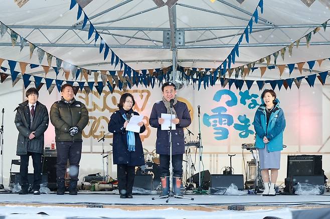 일본 니가타현 진남성 눈 축제장에 방문한 이충우 경기 여주시장(여주시 제공)/뉴스1