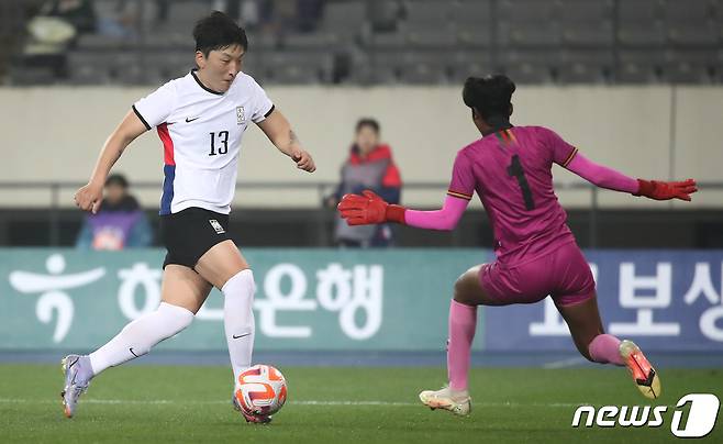 여자 축구 국가대표 박은선이 11일 오후 경기 용인미르스타디움에서 열린 '신세계 이마트 초청 여자축구국가대표팀 친선경기' 대한민국과 잠비아 2차전 경기에서 슛을 시도하고 있다. 2023.4.11/뉴스1 ⓒ News1 김민지 기자