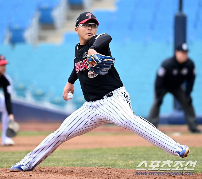 12일 대구삼성라이온즈파크에서 열린 KBO리그 LG와 삼성의 시범경기, LG 선발투수 이지강이 역투하고 있다. 대구=허상욱 기자wook@sportschosun.com/2024.03.12/