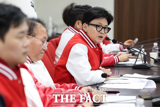 공천 막바지로 접어들면서 국민의힘 후보로 확정된 도태우 변호사와 장예찬 전 최고위원, 정우택 국회부의장을 둘러싼 각종 논란이 수면 위로 떠오르고 있다. 사진은 11일 비대위 회의에 참석한 한동훈 위원장. /뉴시스