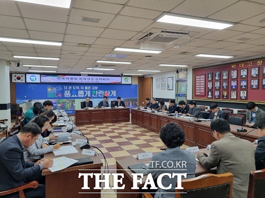 고창군이 김철태 군수를 비롯한 전 부서 주무팀장 등이 참석한 가운데 ‘전북특별법 특례대응 전략회의’를 개최했다.