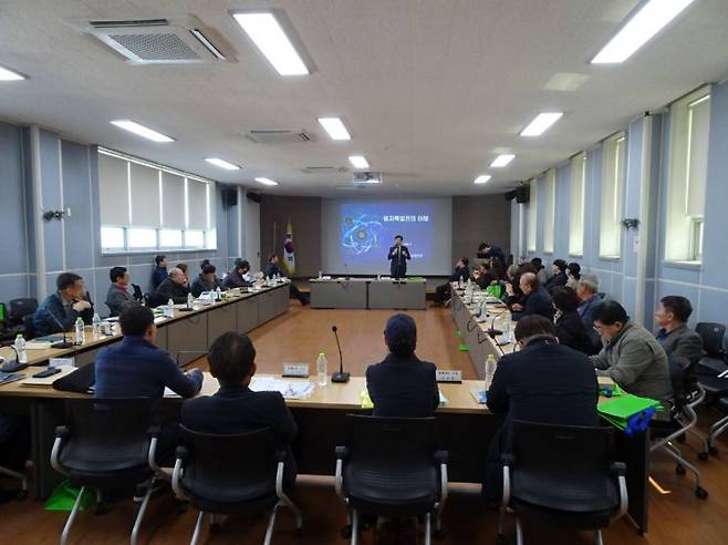 12일 청량읍행정복지센터에서 이장들을 대상으로 방사능 방재 교육을 시행한 새울원자력.