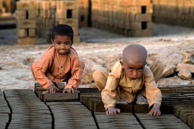 9월 26일 아프가니스탄 수도 카불 외곽의 한 벽돌공장에서 어린이들이 일하고 있다./AP 연합뉴스