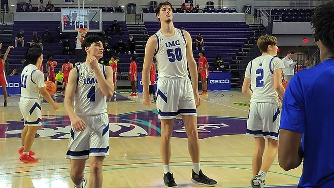 가장 큰 키를 자랑하지만 농구에 누구보다도 열심인 올리비에 리우(16)가 NBA의 새로운 유망주로 기대를 받고있다./트위터