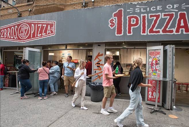 이제는 '그때 그시절'의 전설이  되어버린 '1달러 피자' 간판. 50%의 가볍지 않은 가격 인상에 뉴욕의 명물도 사라졌다./NYPost