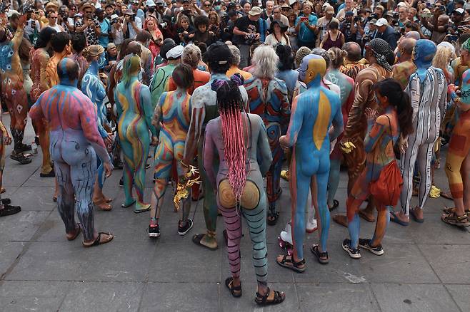 2023년 7월 23일 일요일(현지시각) 미국 뉴욕에서 Human Connection Arts가 주최하는 연례 ‘바디페인팅 데이’에 참석한 모델들이 워싱턴스퀘어파크에 모여 있다. 행사를 이끌고 있는 아티스트 앤디 골럽은 10년 동안 뉴욕에서 이어져 왔던 이 행사가 올해를 마지막으로 막을 내리게 될 것이라고 밝혔다. / AP 연합뉴스