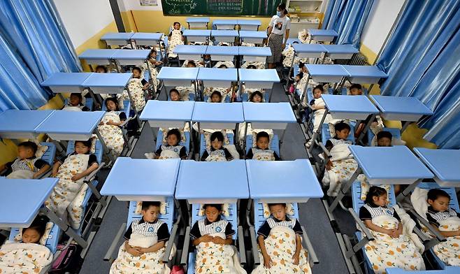 중국 허베이성 동문외초등학교 학생들이 변신 책걸상의 침상에서 꿀잠에 빠져있다./허베이방송