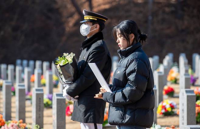 2024년 1월 29일 오후 대전 국립 현충원. 고 이경수 경위의 뒤를 이어 경찰행정학과에 합격한 딸 지민 양이 대학 합격증을 들고 아버지 묘역을 찾았다. /김지호 기자