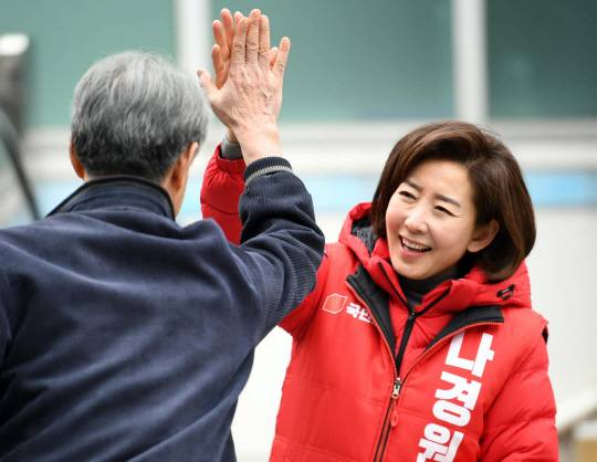 국민의힘 제22대 총선 서울 동작구을 후보로 공천된 나경원(오른쪽) 전 4선 의원이 동작을 지역 주민과 만나 '하이파이브'를 하고 있다.<나경원 전 국회의원 페이스북 사진>