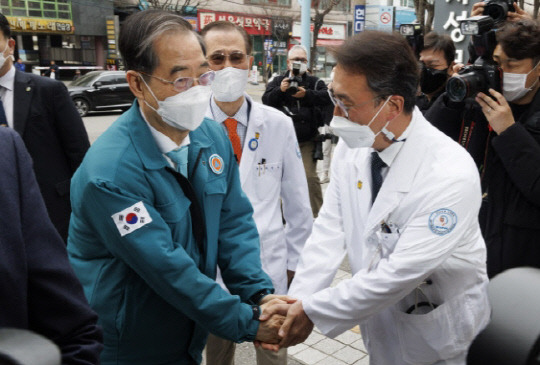 11일 오후 한덕수 국무총리가 서울 영등포구 뇌혈관전문 명지성모병원을 방문해 의료진과 인사하고 있다.    연합뉴스