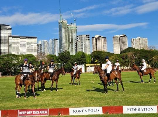 10일 대한폴로연맹에서 주최한'코리아폴로페더레이션 마닐라 프레스티지 컵 2024'고급수준 경기에서 선수들이 경기 시작을 위해 대열을 맞추고 있다. 대한폴로연맹 제공