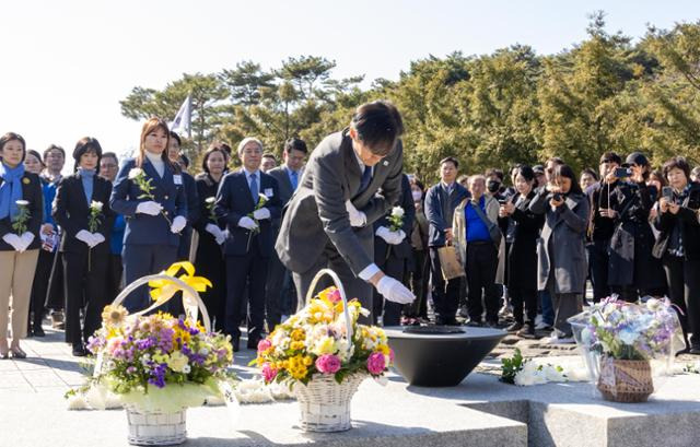 조국 조국혁신당 대표가 10일 경남 김해 봉하마을 고 노무현 대통령 묘역을 찾아 분향하고 있다. 사진=조국혁신당 제공