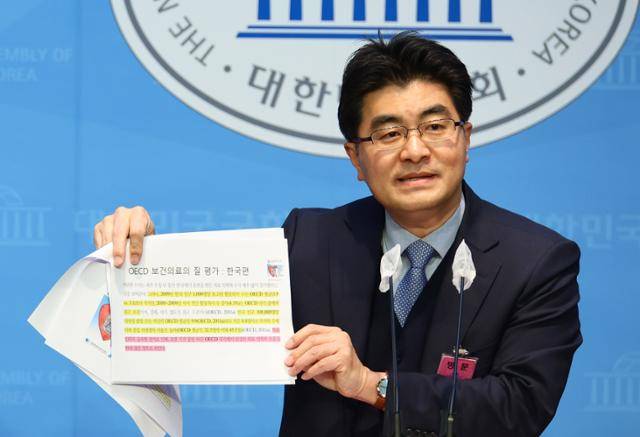 방재승 서울의대 교수협의회 비상대책위원장이 12일 국회 소통관에서 의대 증원 관련 입장 발표를 하고 있다. 고영권 기자