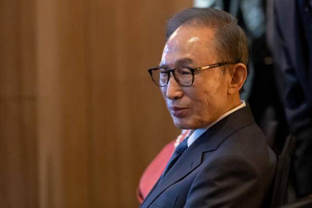 이명박 전 대통령이 12일 오전 서울 강남구 삼성동 인터컨티넨탈 호텔에서 열린 제2기 건설경영 최고경영자 과정 행사에 참석했다. 연합뉴스