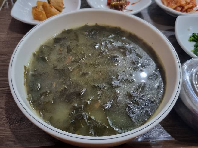 미역국은 찜질 중 땀을 빼며 손실한 미네랄을 보충하는 데 도움을 주지만, 요오드 과다 섭취의 위험이 있어 섭취량에 주의해야 한다. 또 건강 효과를 보기 위해서는 파와 함께 먹지 않는 것이 좋다./사진=정준엽 인턴기자