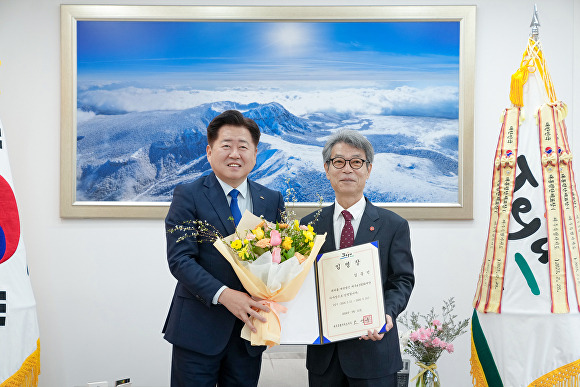 오영훈 제주도지사가 김종민 신임 제주4·3평화재단 이사장(오른쪽)에게 임명장을 수여하고 있다. [사진=제주특별자치도 ]