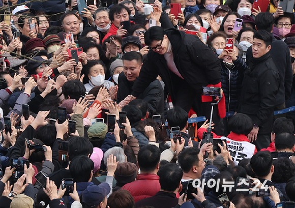 한동훈 국민의힘 비상대책위원장이 12일 서울 영등포구 타임스퀘어를 방문해 시민들과 인사를 나누고 있다. [사진=곽영래 기자]