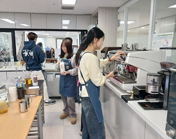 경상남도 함안군에 거주하는 청소년들이 직업체험장에서 바리스타 수업을 하고 있다. [사진=경상남도 함안군]