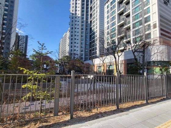 너비 33.5m, 길이 160m에 달하는 공개공지가 담장에 가로막혀 있다.  한은화 기자