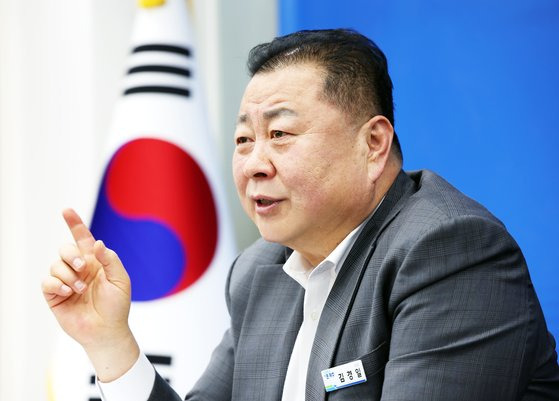 김경일 파주시장이 지난 7일 파주시청 시장실에서 중앙일보와 신년 인터뷰를 갖고 “지역 경제에 활력을 불어넣기 위해 올해 총 4620억원의 지역화폐(파주페이)를 발행한다”고 말했다. 사진 파주시