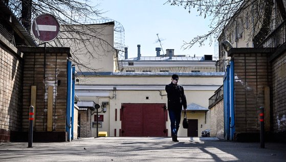 한 남성이 지난해 4월 러시아 모스크바 동쪽에 있는 레포르토보 구치소 입구 앞을 걸어가고 있다. AFP=연합뉴스
