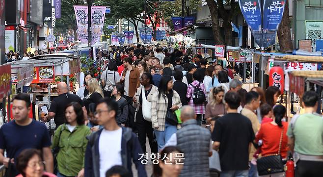 지난해 10월 관광객으로 북적이는 서울 명동 거리. 조태형 기자