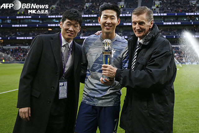 손흥민(가운데)이 2019 아시아축구연맹 올해의 국제선수상을 박지성(왼쪽)으로부터 전달받은 후 기념 촬영을 하고 있다. 사진=AFPBBNews=News1