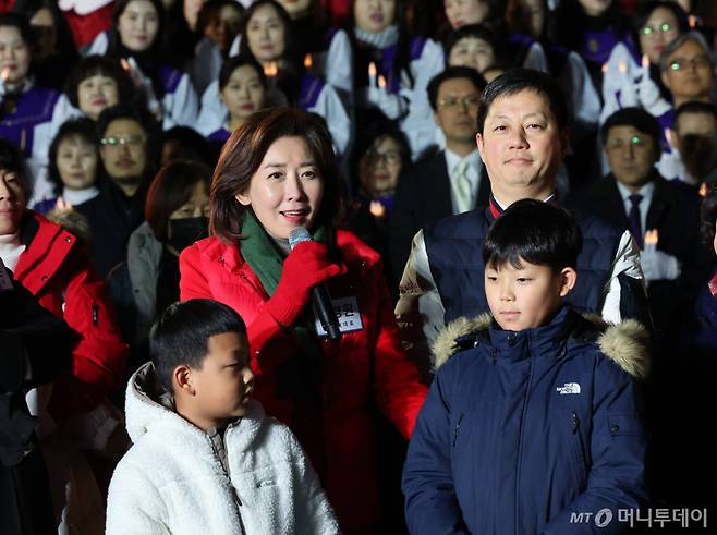 [서울=뉴시스] 김금보 기자 = 나경원 전 자유한국당 대표가 24일 오후 서울 영등포구 여의도순복음교회 십자가탑광장에서 열린 성탄전야제에서 성탄인사를 하고 있다. 2023.12.24. kgb@newsis.com /사진=김금보