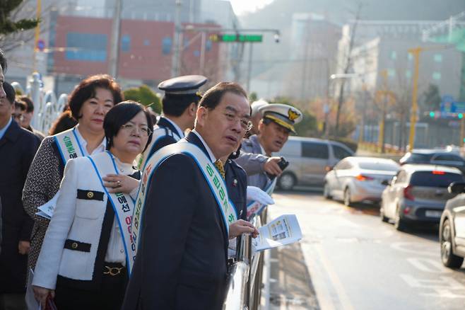 하윤수 부산교육감이 부산 대천초등학교 통학로를 점검하고 있다./사진제공=부산교육청