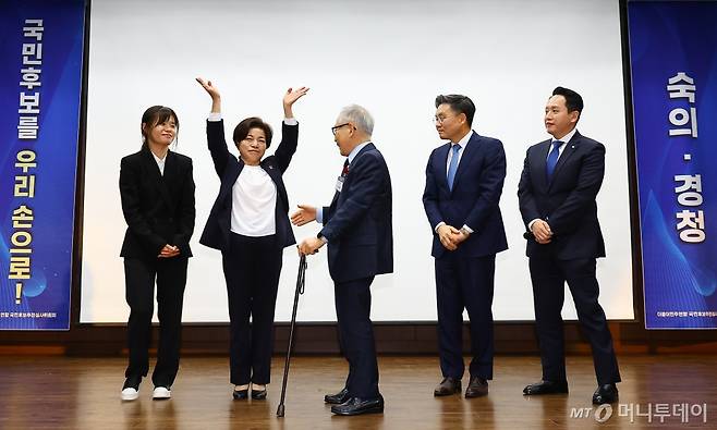 [서울=뉴시스] 김근수 기자 = 김상근더불어민주연합 국민후보 추천 심사위원장이 10일 서울 중구 은행회관에서 열린 비례대표 국민후보 선출을 위한 공개 오디션에서 네명의 최종 후보들에게 축하 인사를 전하고 있다. 왼쪽부터 청년운동가 출신 전지예 씨, 농민 출신 정영이 씨, 김 위원장, 의료인 출신 김윤 씨, 임태훈 군인권센터 소장. 2024.03.10. ks@newsis.com /사진=김근수