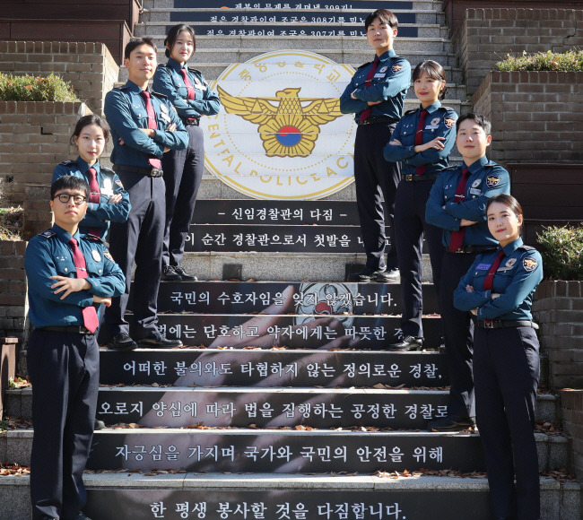 신임 경찰 졸업식을 앞두고 충북 충주시 중앙경찰학교 강의실 앞 계단에서 313기 교육생인 박성주(왼쪽 맨 아래) 순경이 동기들과 함께 찍은 사진.  경찰청 제공