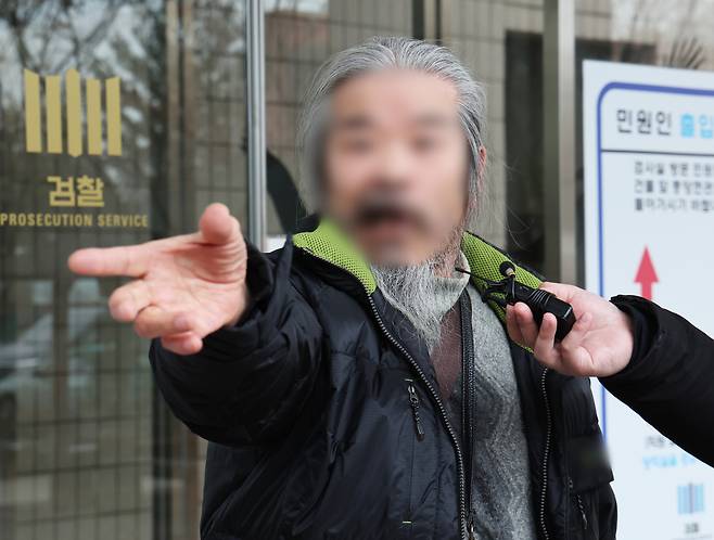 야간외출 제한 명령을 어기고 집을 나섰다 적발돼 전자장치 부착 등에 관한 법률 위반 혐의로 불구속 기소된 아동 성범죄자 조두순이 11일 오전 경기도 안산시 수원지방법원 안산지원에서 열린 첫 공판을 마치고 나오며 취재진 질문에 답하고 있다. [연합]